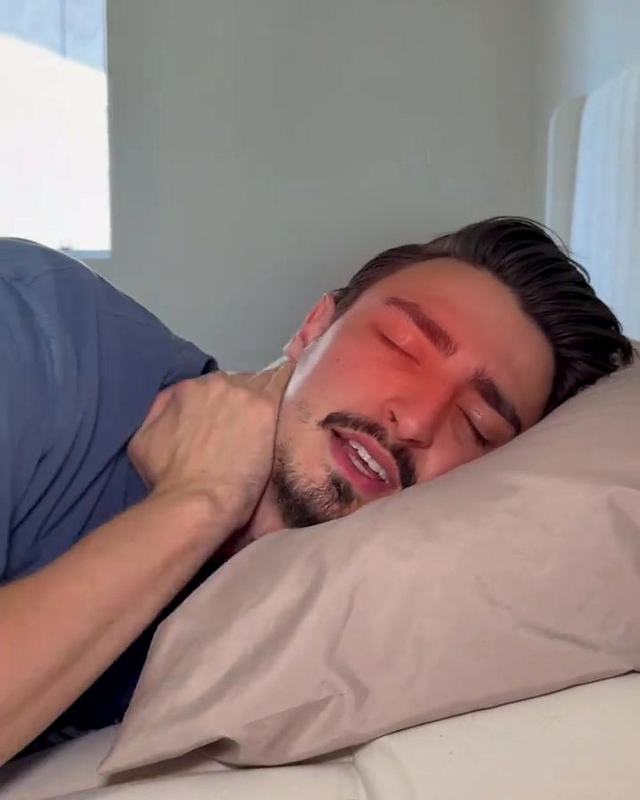 Dolor de cuello por dormir con una almohada común